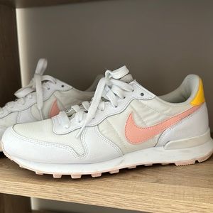 Nike Internationalist Sneaker in white/arctic orange/sail